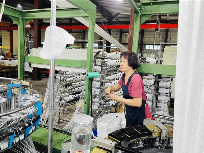 嘉义就业服务中心媒合73岁翠姊重返职场，稳定就业中。（嘉义就业服务中心提供／廖素慧嘉义传真）