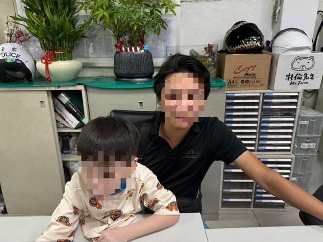 員警協助走失男童返家。（警方提供）