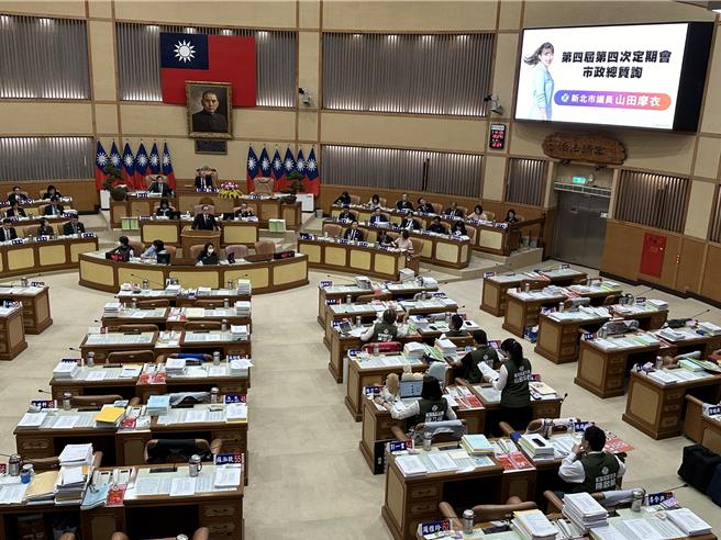 新北市警力嚴重缺乏，截至今年9月底，不論是警察員額、警民比及預算均落後台北市，特別是婦幼隊人力嚴重不足。新北市議員山田摩衣指出，面對日益增加的刑案，辦案效能令人堪慮，要求擴編警力。（高鈞麟攝）