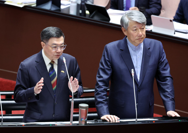 行政院長卓榮泰（左）與經濟部長郭智輝（右）29日前往立法院針對「賴清德政府能源配比及電價政策」專案報告並備詢。（姚志平攝）
