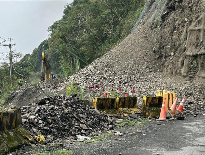 高雄藤枝联外道路10公里路段近日因连续下雨造成该路段上边坡于10月28日上午再度发生土石崩塌情形，道路中断双向无法通行。当地的宝山里里民及宝山国小师生约120人改道通行。（屏东分署提供／林瑞益高雄传真）