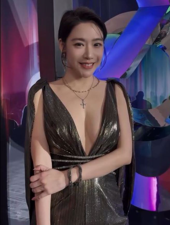 依依表示礼服很服贴，连双面胶都没贴。（图／依依IG）