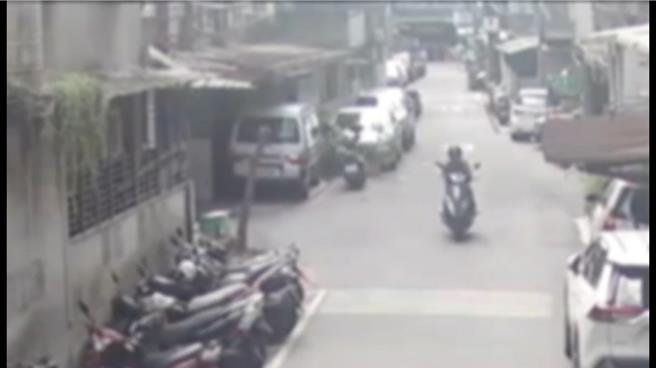 警方锁定窃贼骑乘机车车号，目前扩大追查身分。（警方提供）