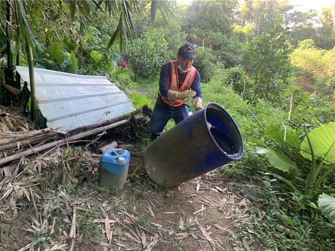 新北市卫生局呼吁民眾务必于雨后落实「巡、倒、清、刷」，清除病媒蚊孳生源，避免登革热于社区传播。（新北市卫生局提供）