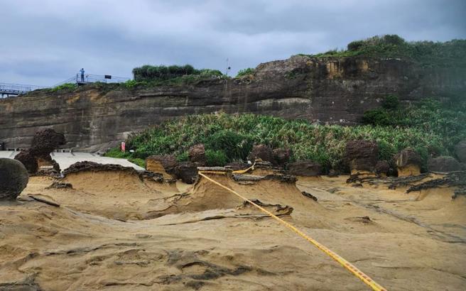 野柳地质公园为维护游客安全，09：30起封闭第一区烛台石景观区。（北观处提供）