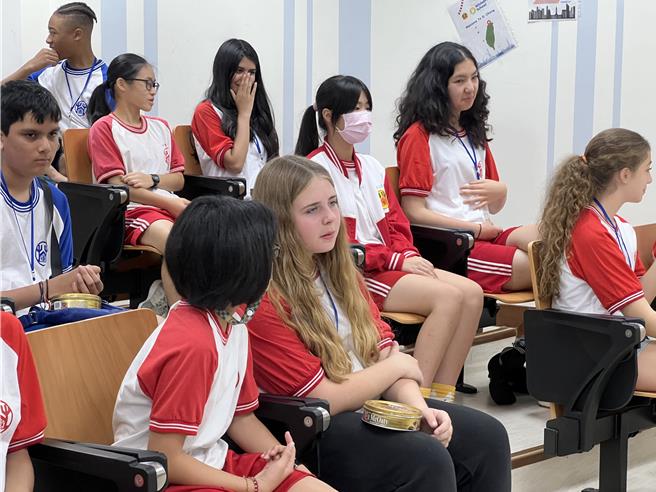 二重国中与英国怀特弗利中学（Whitefriars School）学生相见欢。（新北市教育局提供）