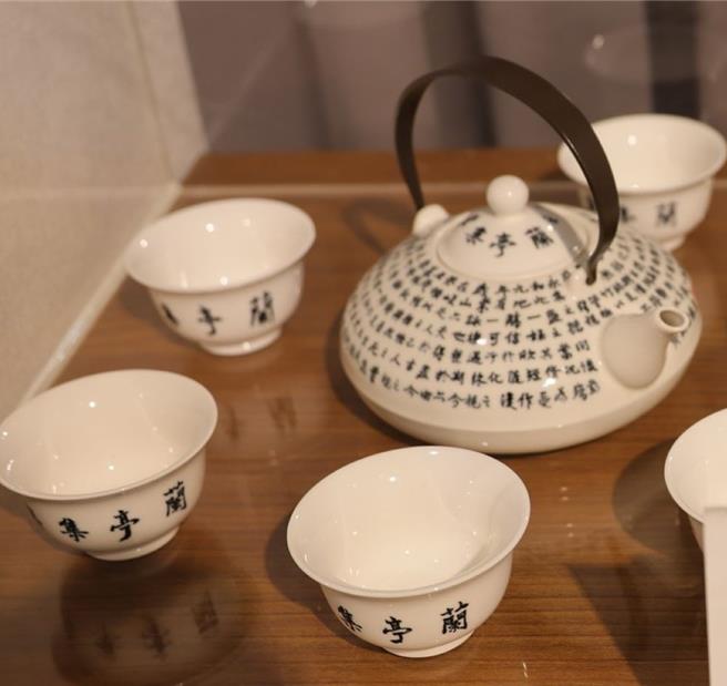 郭仁示笔墨家作品「美人壶兰亭集序」。（嘉大提供／廖素慧嘉市传真）