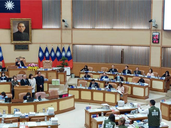 民进党新北市议员李宇翔今（29）日在议会总质询表示，市府在办里世壮运的报名程序上出现严重瑕疵，报名人数等资讯更没有公开透明。（陈慰慈摄）