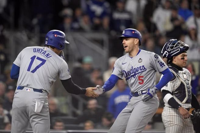 道奇大谷翔平(左)祝贺弗里曼全垒打。（美联社）