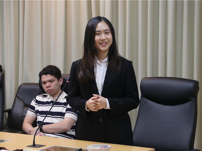 今年请领台肥奖学金的台科大印尼籍化工系硕士班的吴姿璇同学发表感言。（台科大提供／林志成台北传真）