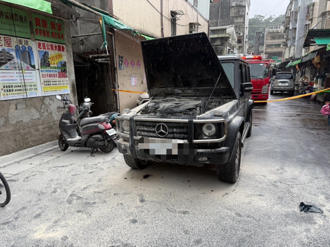 九孔上午正要開車前往保養廠修車，才剛開沒多久，就發現引擎開始冒煙。（蕭宥彤翻攝）