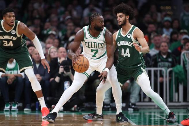 杰伦布朗(左)攻下30分，带领塞尔提克击败公鹿，拿下开季4连胜。(路透)
