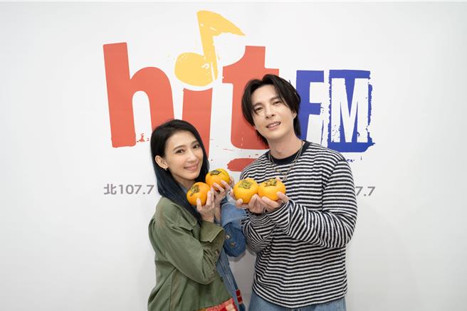 戴佩妮(左)與陳勢安在電台相見歡。（妮樂佛提供）