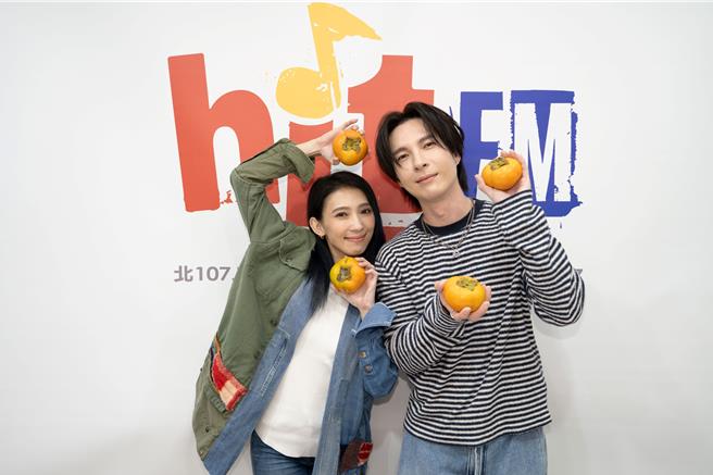 戴佩妮(左)與陳勢安在電台相見歡。（妮樂佛提供）