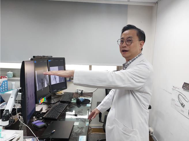 光田綜合醫院副院長嚴寶勝醫師提醒民眾，若家中長輩突然手舉不起來，要留意中風的可能性。（院方提供／李京昇台中傳真）