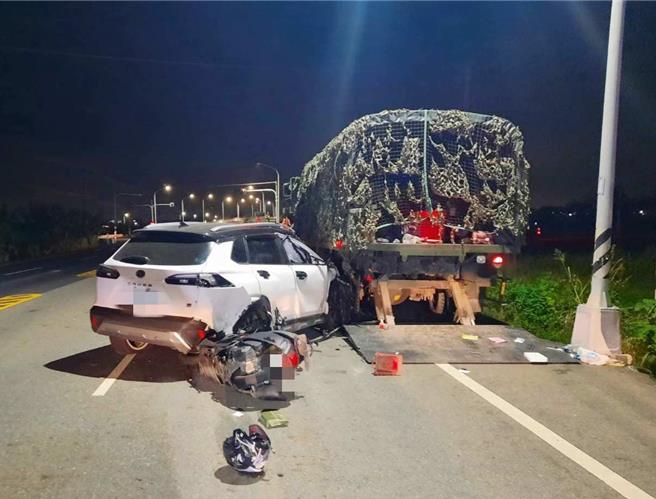 白色自小客突右偏猛力撞擊靜停在路旁的軍用卡車後側車身，導致後方機車閃避不及撞上。(朴子分局提供／呂妍庭嘉義傳真)
