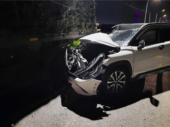 白色自小客突右偏猛力撞擊靜停在路旁的軍用卡車後側車身，疑似撞擊力道相當大，自小客車頭嚴重變形。(朴子分局提供／呂妍庭嘉義傳真)