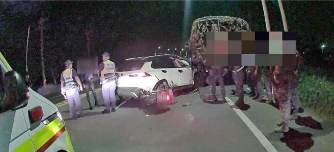 軍方多名士官發現有事故，立刻協助處理並報警。(嘉義縣消防局提供／呂妍庭嘉義傳真)