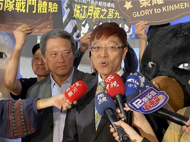 觀光署副署長林信任（右）表示，五月天公益演唱會延期，振興加碼也會因應活動調整。（陳祐誠攝）