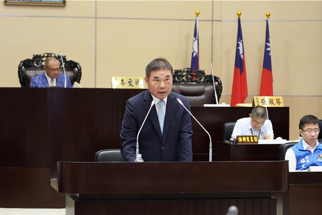 苗栗縣議會第20屆第4次定期會29日上午開議，苗栗縣長鍾東錦做施政總報告。（謝明俊攝）
