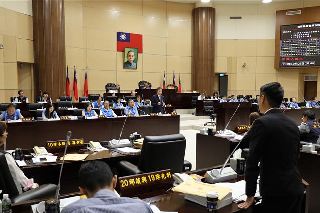 苗栗縣議會第20屆第4次定期會29日上午開議，苗栗縣長鍾東錦做施政總報告，並提出明年總預算案。（謝明俊攝）