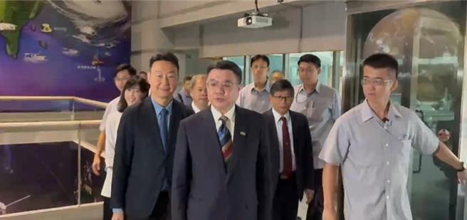 行政院長卓榮泰表示，這是他此刻最關心的議題，今日在中午利用空檔去氣象署了解目前颱風動向。（行政院提供／游念育台北傳真）