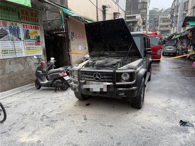 九孔正要開車前往保養廠修車，就發現引擎開始冒煙。（蕭宥彤翻攝）