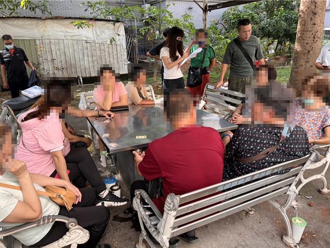 凤山一处社区凉亭有多名长者公然聚赌，遭邻居报警逮到11人。（警方提供／任义宇高雄传真）