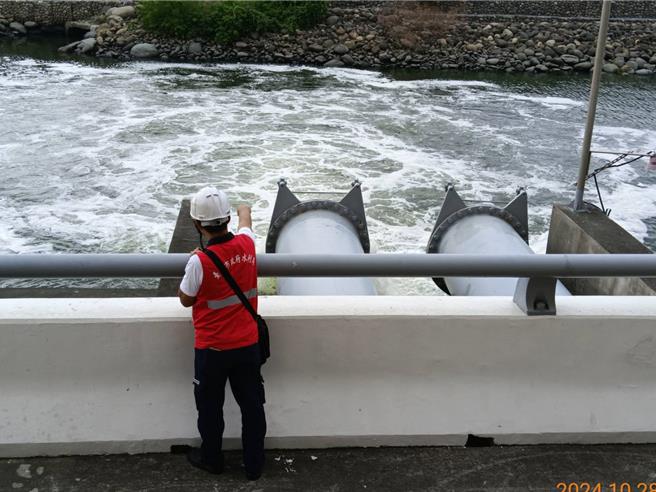 水利局巡查海西抽水站。（台南市政府提供／寶智華台南傳真）