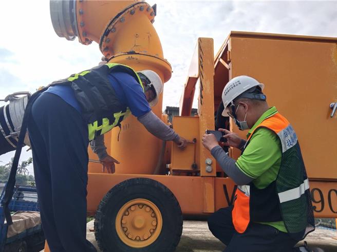 水利局巡檢移動式抽水機。（台南市政府提供／寶智華台南傳真）