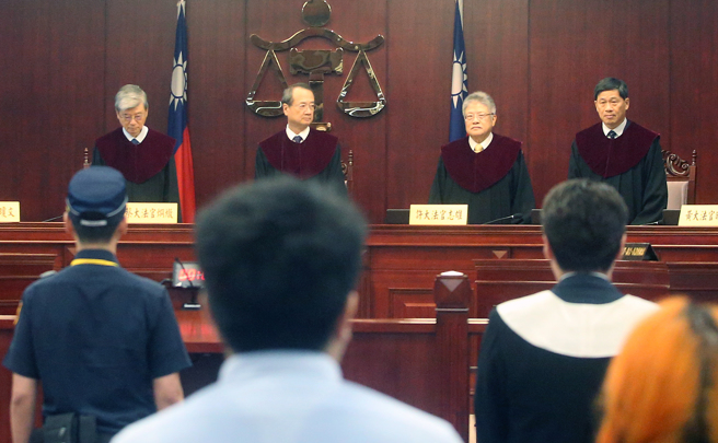 憲法法庭25日在大法官蔡炯燉（左起）、許宗力、許志雄、黃瑞明等人出席宣示判決，認為立法院職權行使法修法部分違憲、部分合憲。（資料照／趙雙傑攝）