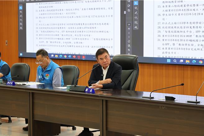 苗栗县长锺东锦要求规划设置至少200个UBike租赁站，并全面升级2.0一般车及2.0E电辅车。（谢明俊摄）