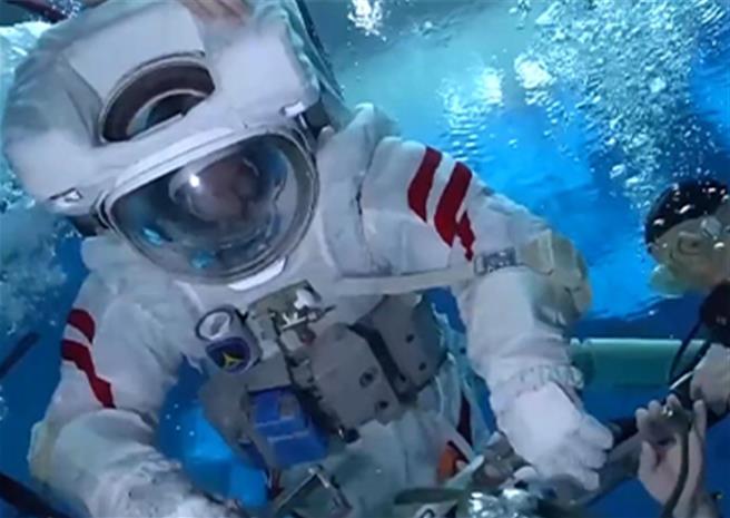 长征十号运载火箭、梦舟载人太空船、揽月月面着陆器、登月航太服、载人月球车等设施设备正逐一按计画生产试验、投入使用。（新华社）