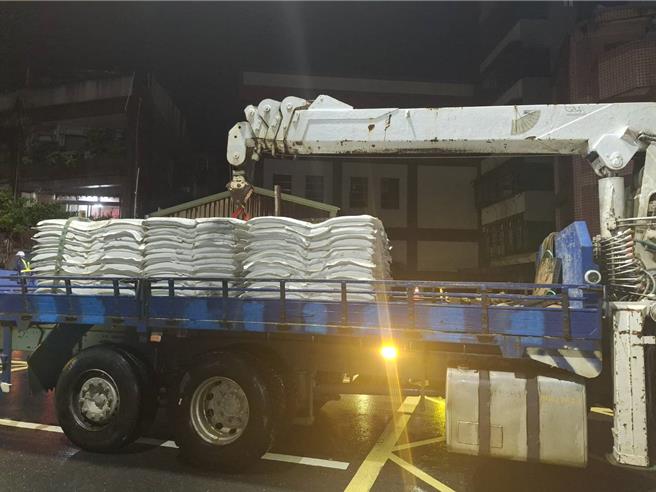 水利局備有足夠數量之沙包，提供臨時搶險及區公所領取使用。（水利局提供）