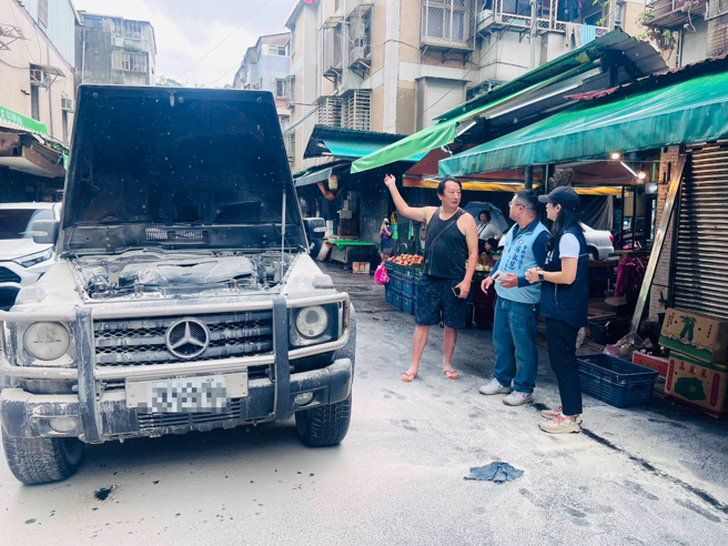 九孔被嚇到急忙下車求助。（民眾提供）