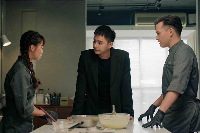 《不愛，愛》張軒睿（中） 飾演企業家二代。（良人行影業、東森電視提供）