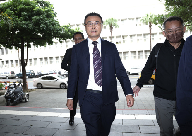 农业部前部长陈吉仲（中）昨被北检以被告身分传唤。（中时资料照，邓博仁摄）