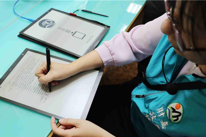 电子纸系统服务今年7月起在太保总局、民雄分局全面上线，透过这项服务可处理多达101项税务表单查询资料。(吕妍庭摄)