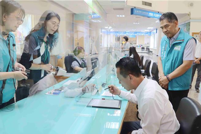 29日嘉义县长翁章梁也到场实地体验电子纸的便利性。(吕妍庭摄)