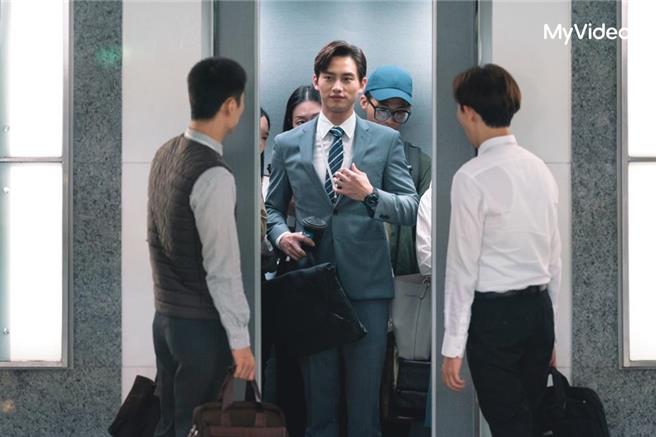 范少勋饰演业务部菜鸟，挑战喜剧式演法。（台湾大哥大MyVideo提供）