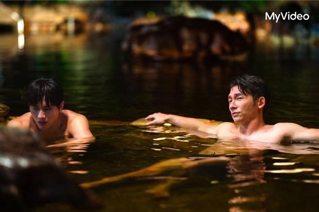 温升豪（右）忆与范少勋（左）泡汤戏，「满有意思的。」（台湾大哥大MyVideo提供）