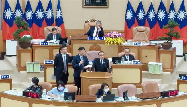 新北市长侯友宜回应，每年都要求教育局与相关局处检讨做滚动式检讨，无学校需求转型可以讨论。（陈慰慈摄）