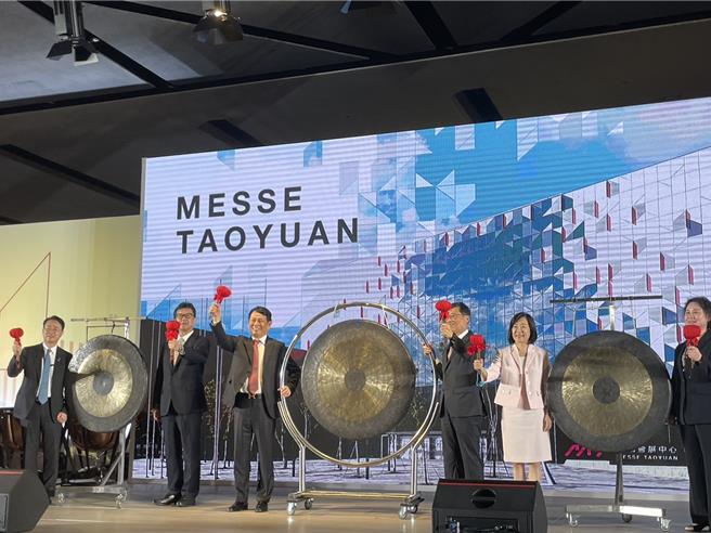 斥资逾46亿元兴建的桃园会展中心29日开幕启用，是台湾规模最大的国际会议场地，具备多种场型配置，最多可容纳8800人。（吕筱蝉摄）