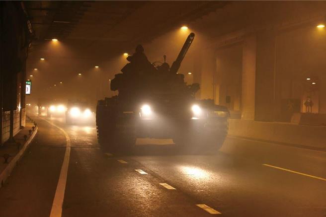 中部装甲586旅实施战术机动。（摘自青年日报）