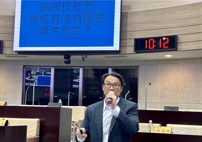 南投縣議員簡千翔質詢時，指稱有教師被家長霸凌，得不到聲援，黯然離職。縣府教育處強調校園通報管道是暢通的，一定當教師的後盾。（民眾提供／楊靜茹南投傳真）