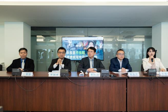 民眾黨今(29)發布民調，由秘書長周榆修、立法委員黃國昌、立法委員林國成、台灣民眾黨發言人吳怡萱、台灣藝術大學廣播電視系教授賴祥蔚等人共同出席記者會。（民眾黨提供／楊亞璇台北傳真）