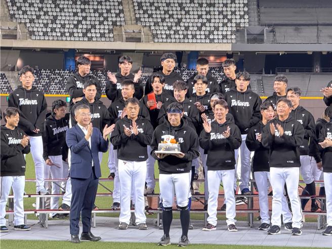 中职会长蔡其昌在12强中华队开训仪式帮左投陈冠宇庆生。（李弘斌摄）