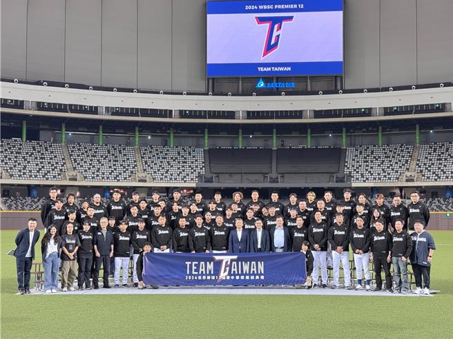 12强中华队在台北大巨蛋举行开训典礼。（李弘斌摄）