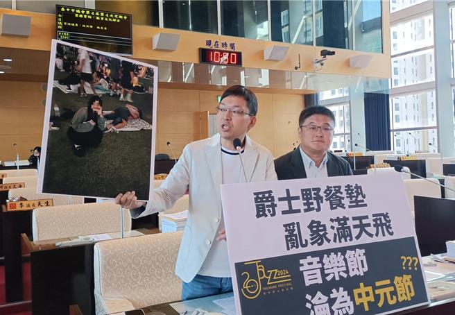 市议员林祈烽（左）29日指出，台中爵士音乐节让市民广场野餐垫满天飞，还出现占用乱象。（陈淑娥摄）
