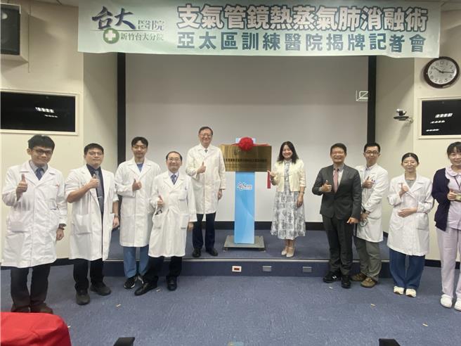 新竹台大分院和堃博醫療合作，29日簽署亞太區訓練醫院合作案，盼提供台灣及其他亞太地區醫療團隊更完整的訓練。（王惠慧攝）